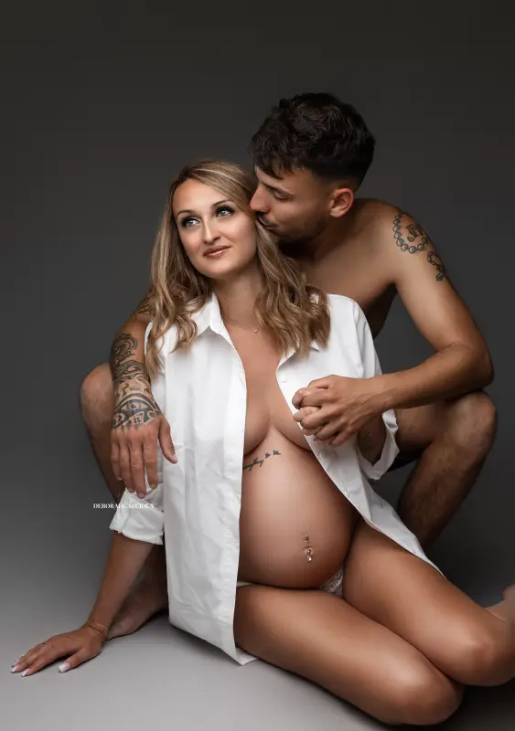 pregnancy photo in Orléans, France, pregnancy moment, elegant vertical shot, natural colors