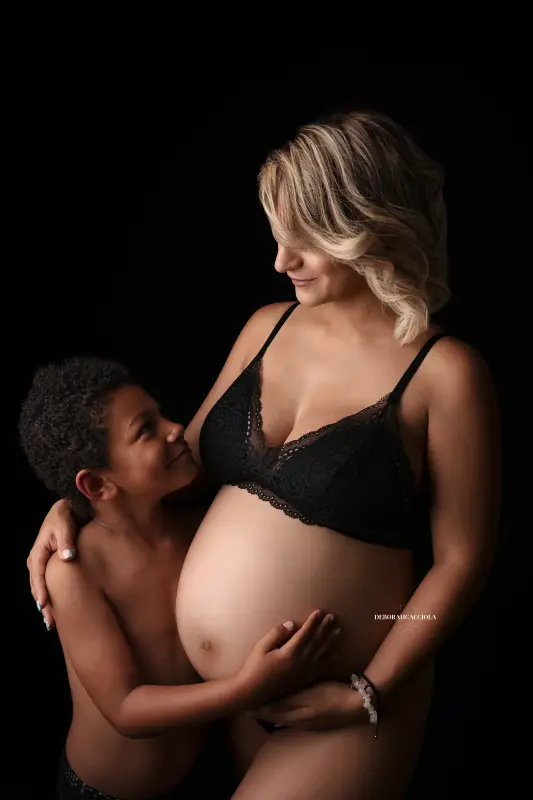 studio maternity portrait in Orléans, France: maternity silhouette, polished vertical portrait, clear natural result