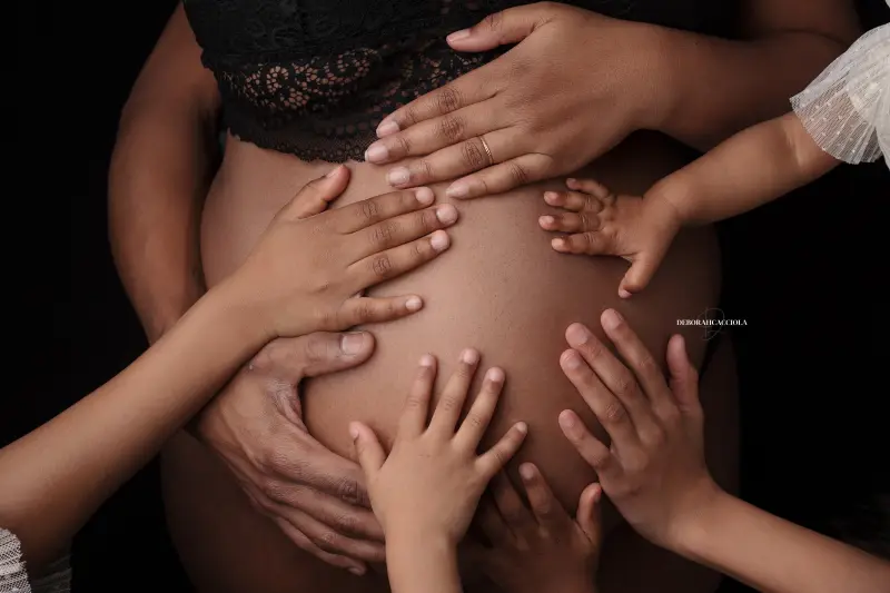 pregnancy session in Orléans, France: mother-to-be portrait, harmonious wide shot, bright style