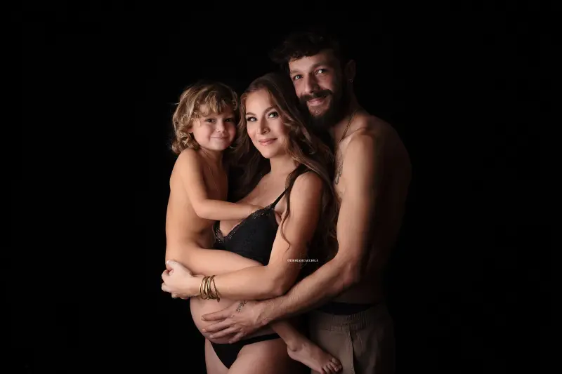 pregnancy scene in Orléans, France, studio maternity portrait, balanced horizontal framing, natural tones