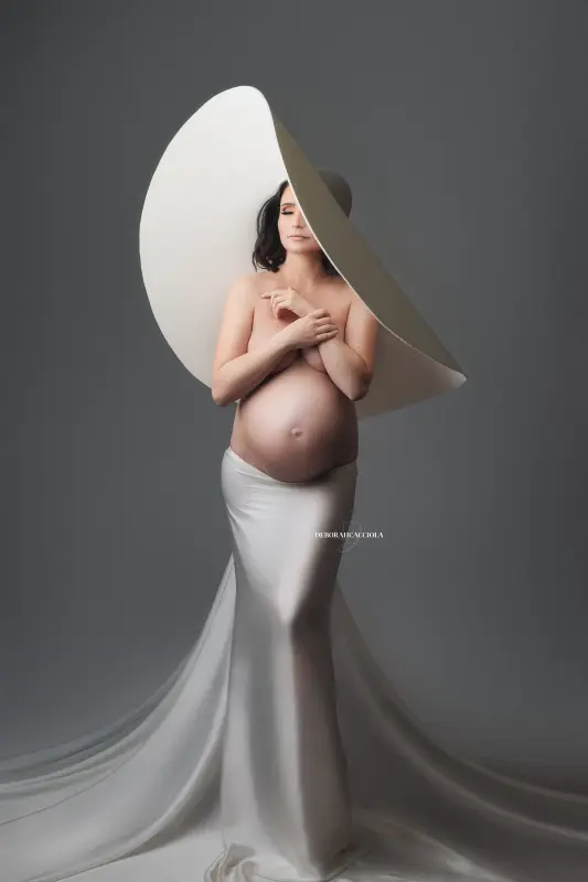 maternity portrait Orléans, France, natural maternity, polished vertical portrait, clear natural result