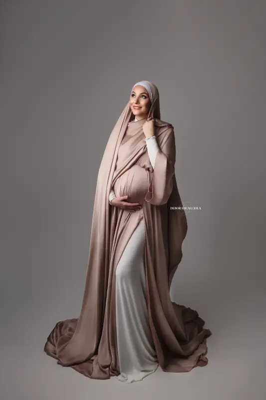 pregnancy photo in Orléans, France, mother-to-be, natural close portrait, natural tones