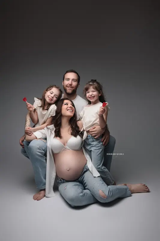 pregnancy portrait in Orléans, France: studio maternity portrait, natural close portrait, soft palette