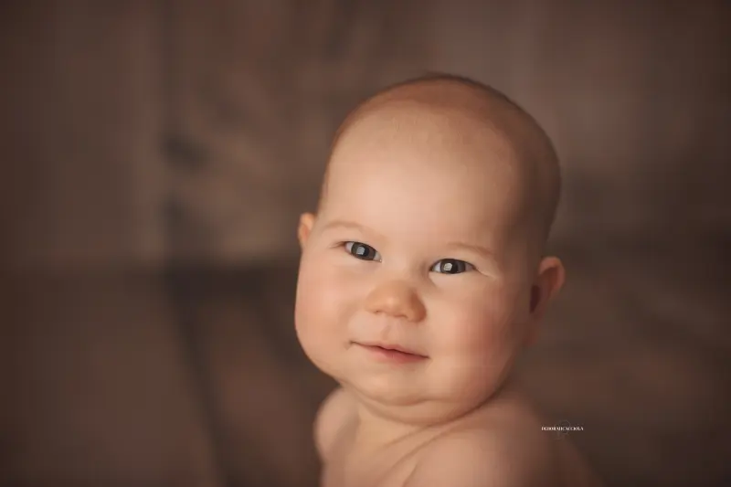 retrato de bebé Orléans, Francia: bebé en estudio, escena panorámica suave, resultado natural