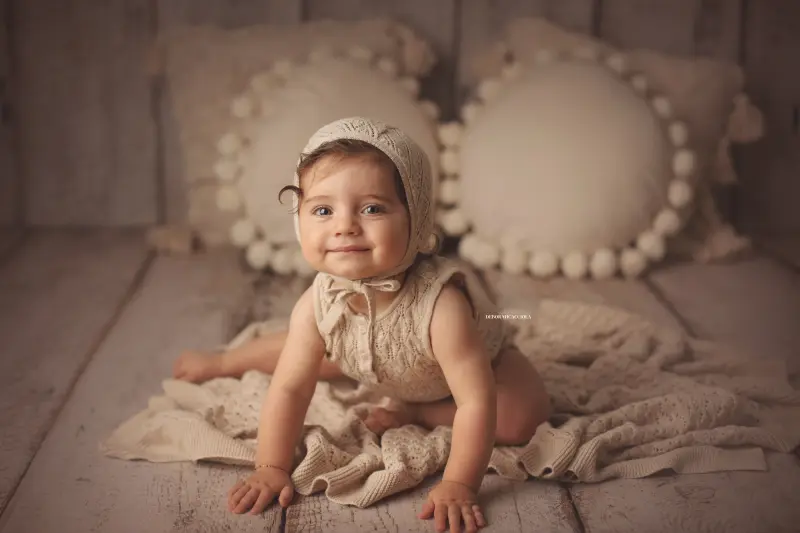 retrato de bebé Orléans, Francia: momento dulce con el bebé, encuadre horizontal equilibrado, tonos naturales