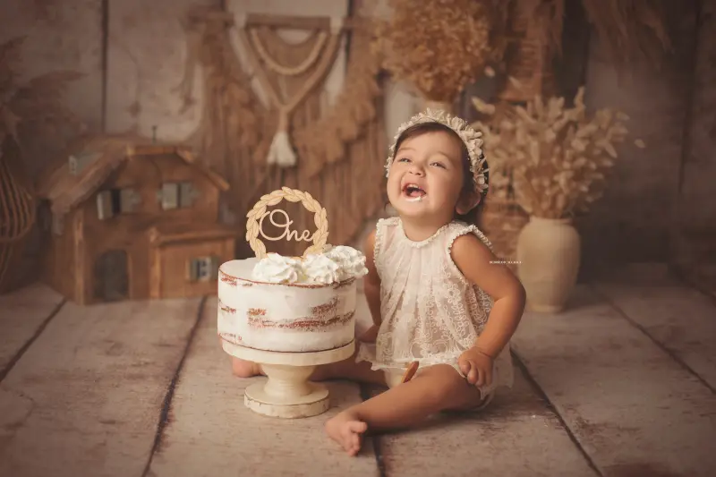 sesión de cumpleaños en Orléans, Francia: momento de cumpleaños, composición amplia y natural, paleta clara