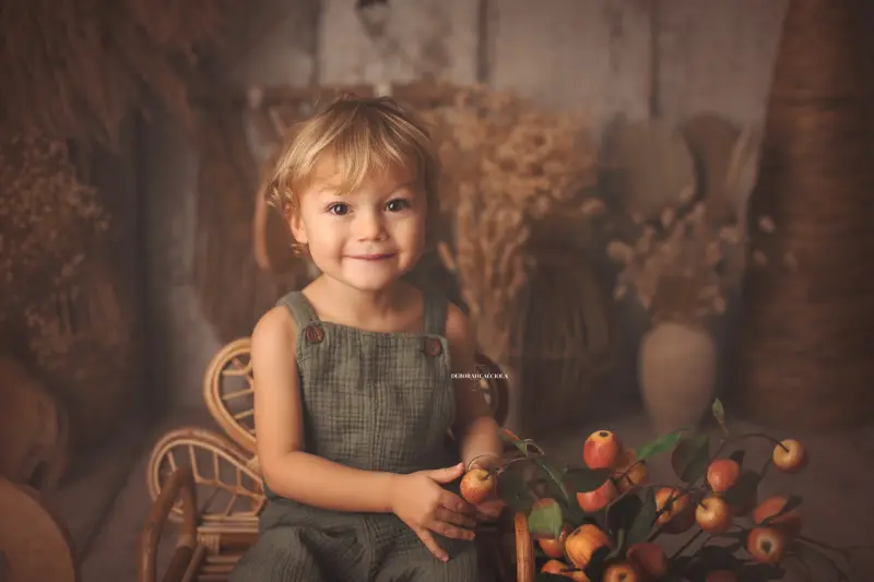 sesión de cumpleaños en Orléans, Francia: momento de cumpleaños, composición amplia y natural, paleta clara