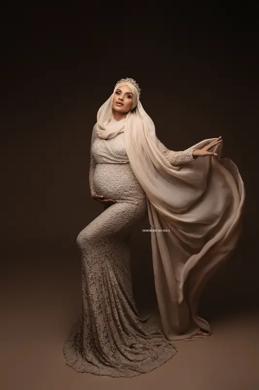 foto de embarazo en Orléans, Francia: futura mamá en sesión de estudio, encuadre vertical suave, colores naturales