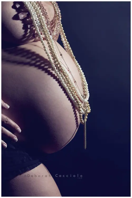 foto de embarazo Orléans, Francia, futura mamá en sesión de estudio, encuadre vertical suave, colores naturales