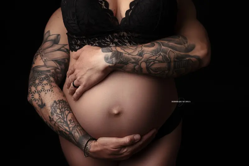 escena de embarazo en Orléans, Francia: silueta de maternidad, puesta en escena horizontal suave, tonos naturales