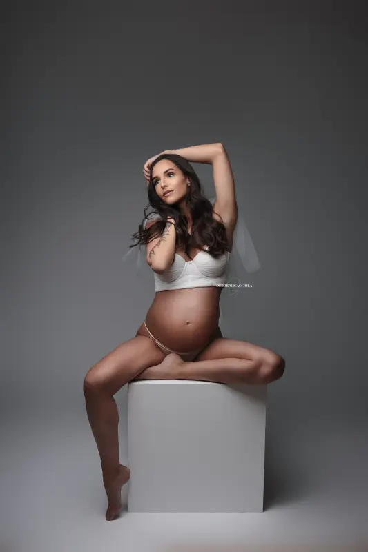 retrato de embarazo en estudio en Orléans, Francia: maternidad natural, retrato vertical cuidado, paleta suave
