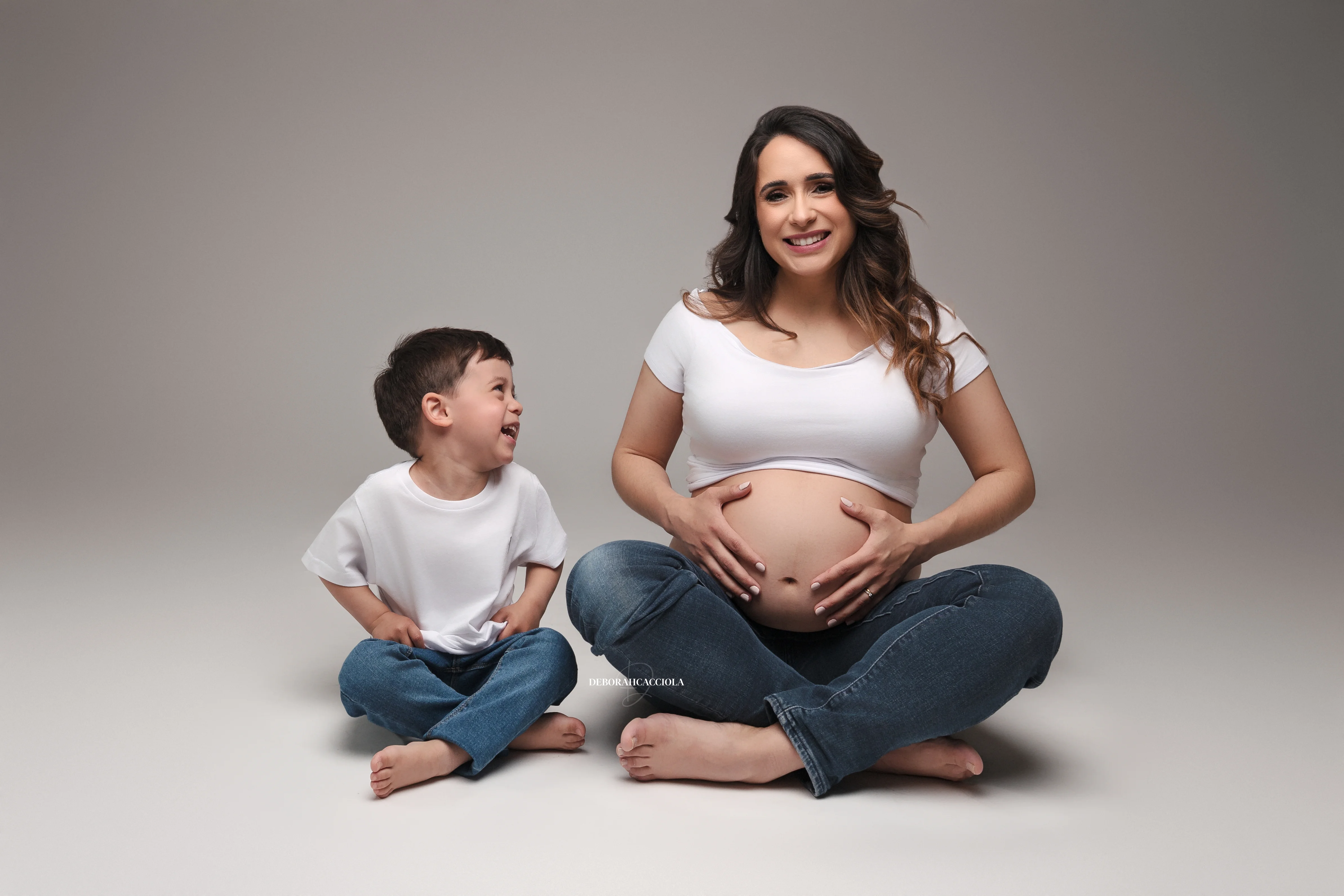 foto de embarazo en estudio en Orléans, Francia: futura mamá, encuadre horizontal equilibrado, paleta suave