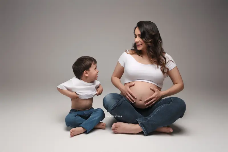 foto de embarazo en estudio en Orléans, Francia: futura mamá en sesión de estudio, plano amplio y armonioso, en color