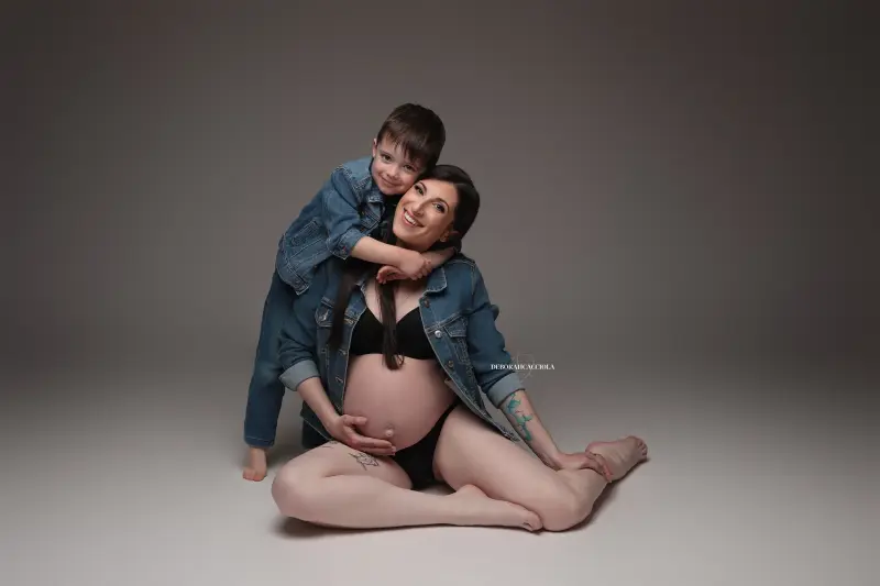 escena de embarazo en Orléans, Francia, futura mamá en sesión de estudio, plano amplio y armonioso, colores naturales