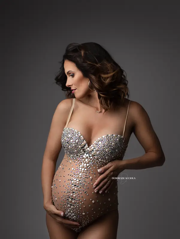 retrato de maternidad en Orléans, Francia, momento de embarazo, plano vertical elegante, estilo luminoso