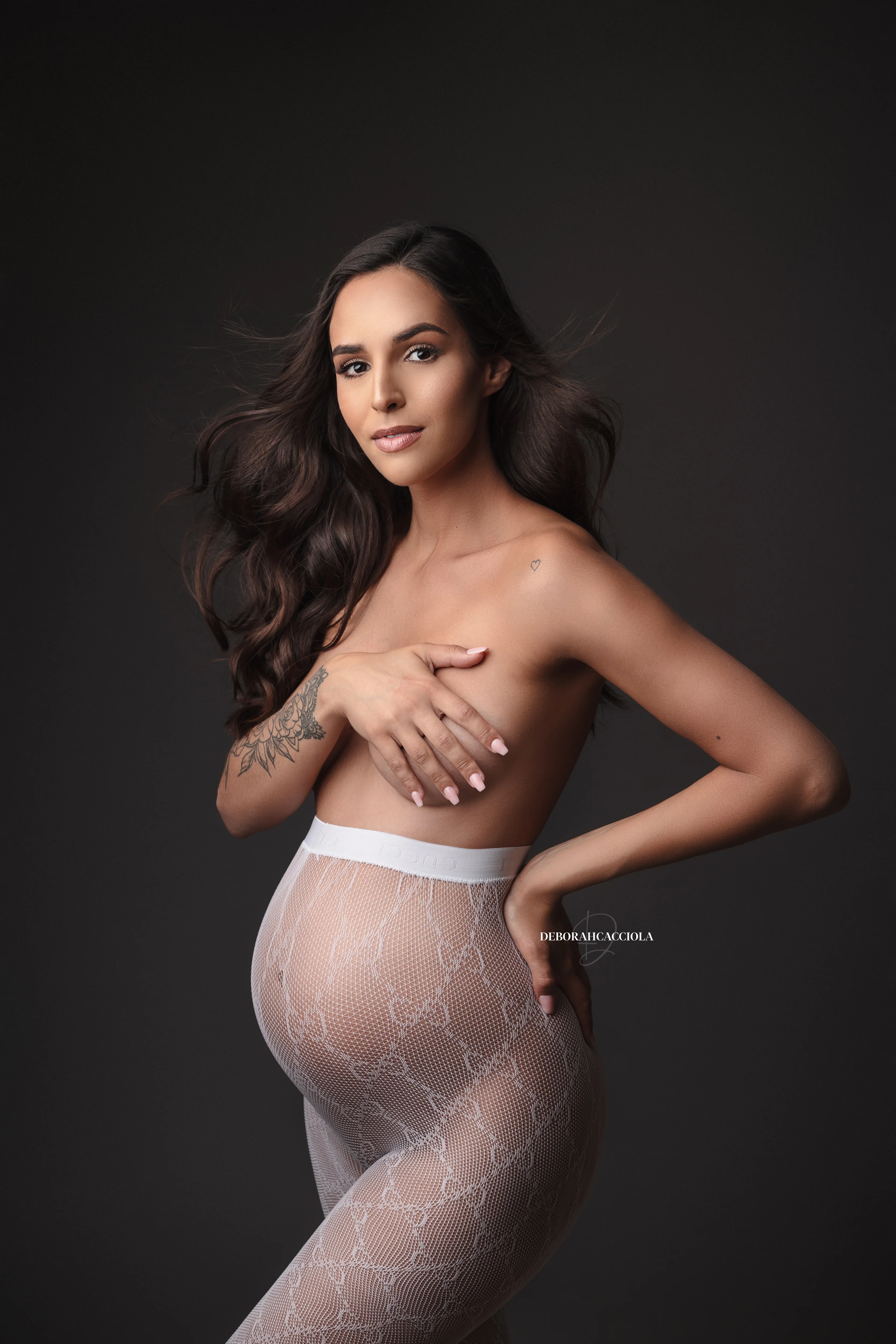 retrato de maternidad en estudio en Orléans, Francia: mujer embarazada, plano vertical elegante, estilo luminoso