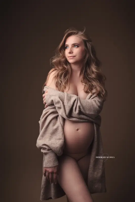 retrato de embarazo en estudio en Orléans, Francia: futura mamá, retrato cercano y natural, paleta suave