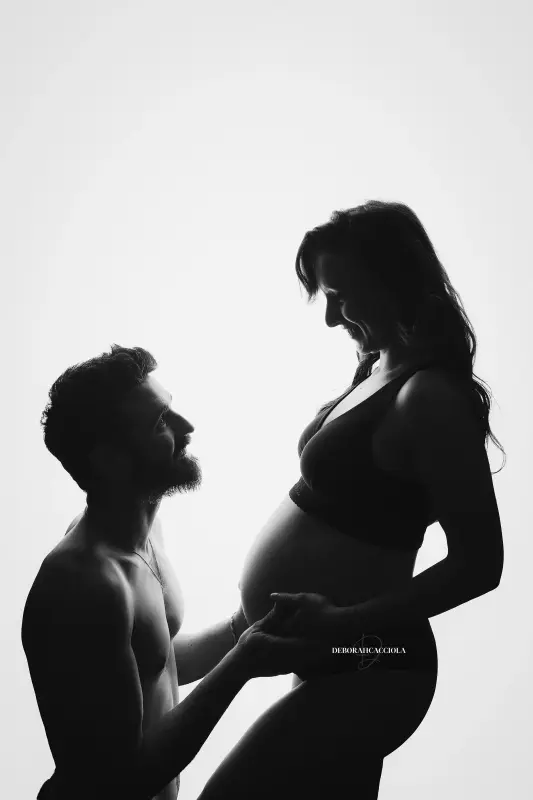 foto de embarazo en estudio en Orléans, Francia: retrato de maternidad en estudio, retrato cercano y natural, estilo en blanco y negro
