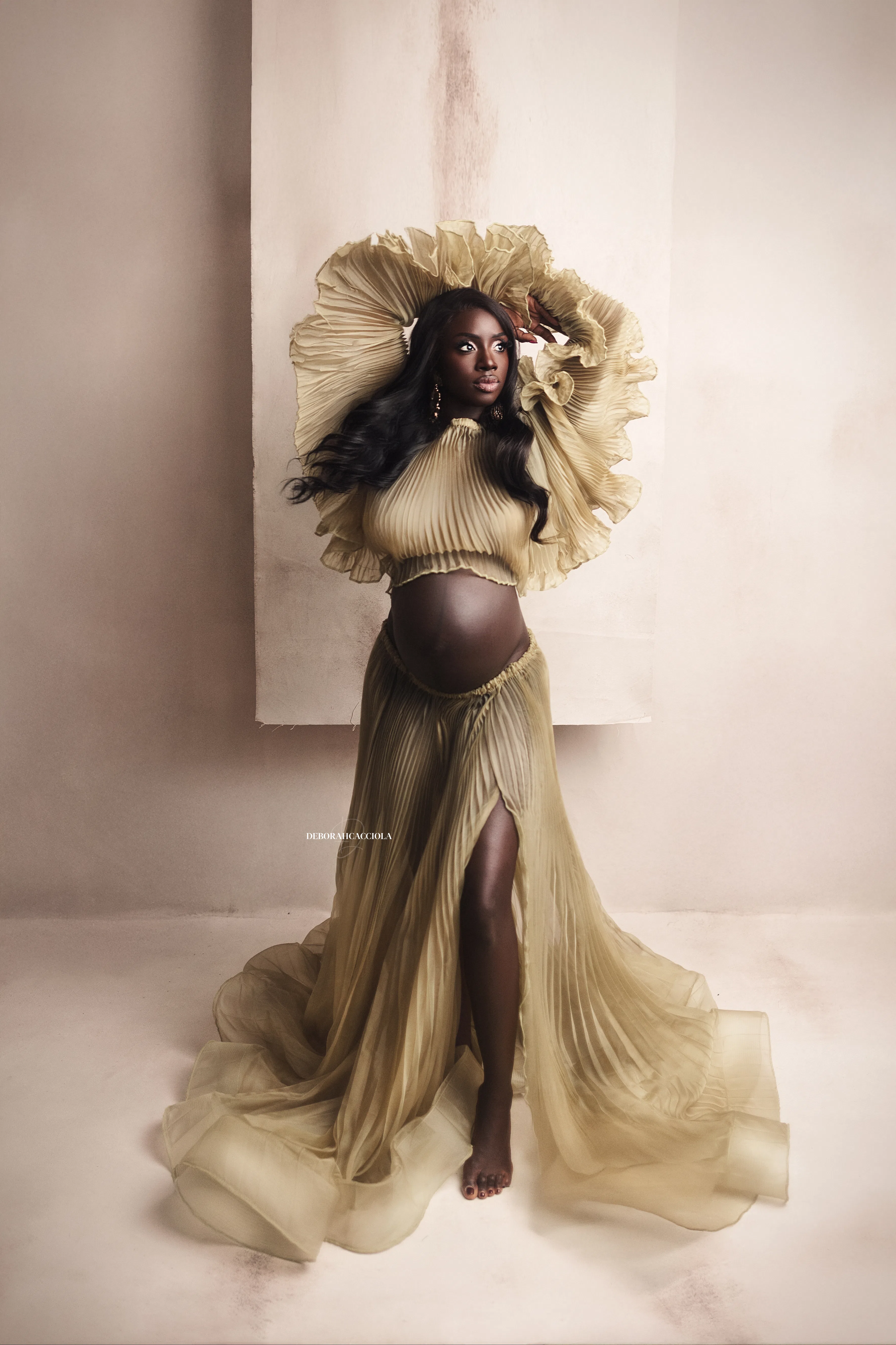 retrato de embarazo en estudio en Orléans, Francia: silueta de maternidad, retrato vertical cuidado, paleta suave