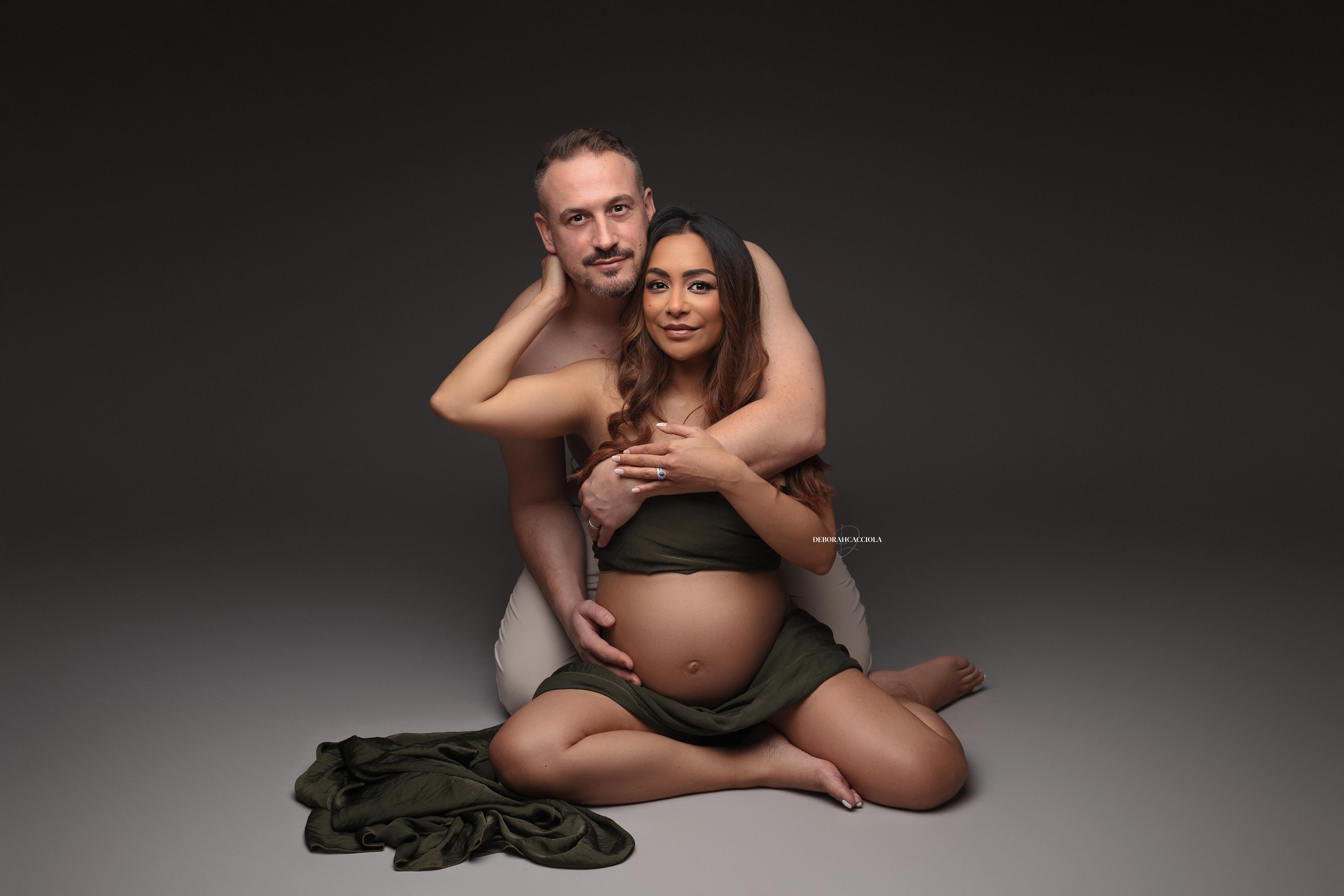 escena de embarazo en Orléans, Francia, retrato de futura mamá, plano amplio y armonioso, colores naturales