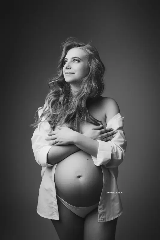 retrato de maternidad en estudio en Orléans, Francia: maternidad natural, retrato vertical cuidado, estilo en blanco y negro