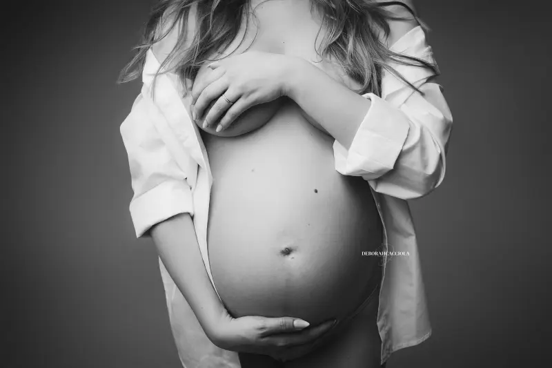 escena de embarazo en estudio en Orléans, Francia: silueta de maternidad, puesta en escena horizontal suave, estilo en blanco y negro
