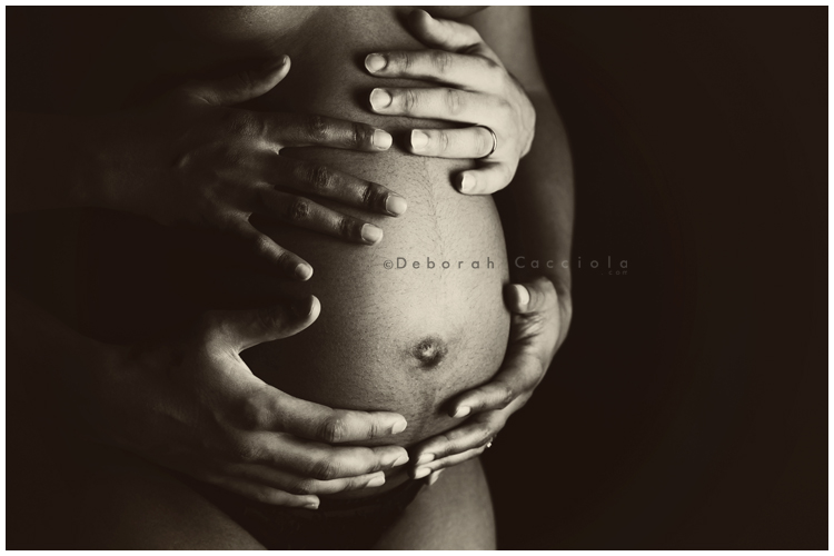 foto de embarazo en Orléans, Francia: silueta de maternidad, manos sobre el vientre, paleta suave