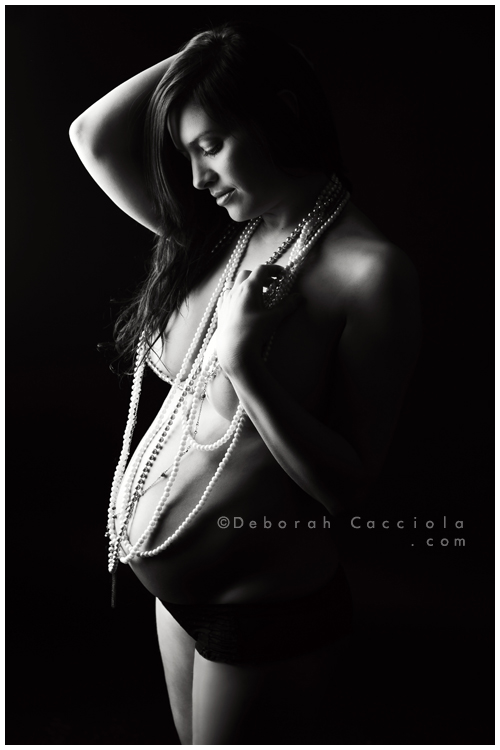 foto de embarazo en estudio en Orléans, Francia: futura mamá en sesión de estudio, encuadre vertical suave, estilo en blanco y negro