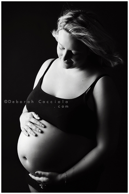 retrato de maternidad en Orléans, Francia, futura mamá en sesión de estudio, encuadre vertical suave, rendu noir y blanc