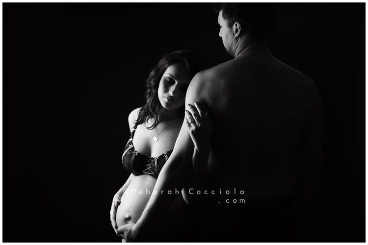 escena de embarazo Orléans, Francia, dúo de futuros padres, puesta en escena horizontal suave, contraste en blanco y negro