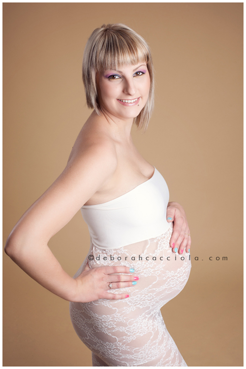 foto de embarazo en estudio en Orléans, Francia: futura mamá, retrato cercano y natural, tonos naturales