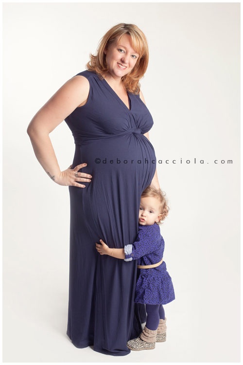 retrato de embarazo en Orléans, Francia, retrato de maternidad en estudio, retrato cercano y natural, paleta suave