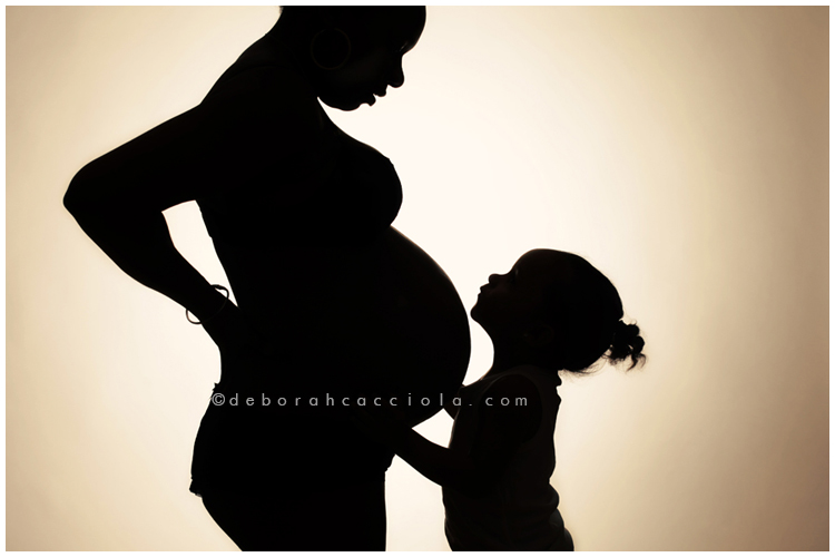 escena de embarazo Orléans, Francia, retrato de maternidad en estudio, encuadre horizontal equilibrado, tonos naturales