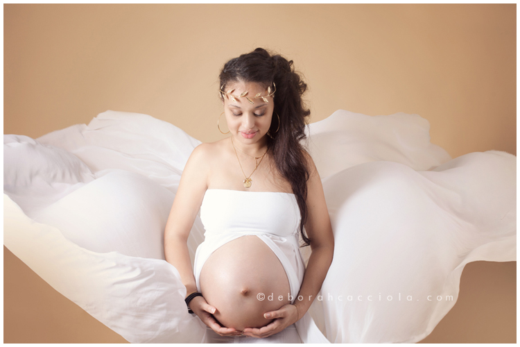 escena de embarazo en estudio en Orléans, Francia: futura mamá en sesión de estudio, vestido fluido, colores naturales