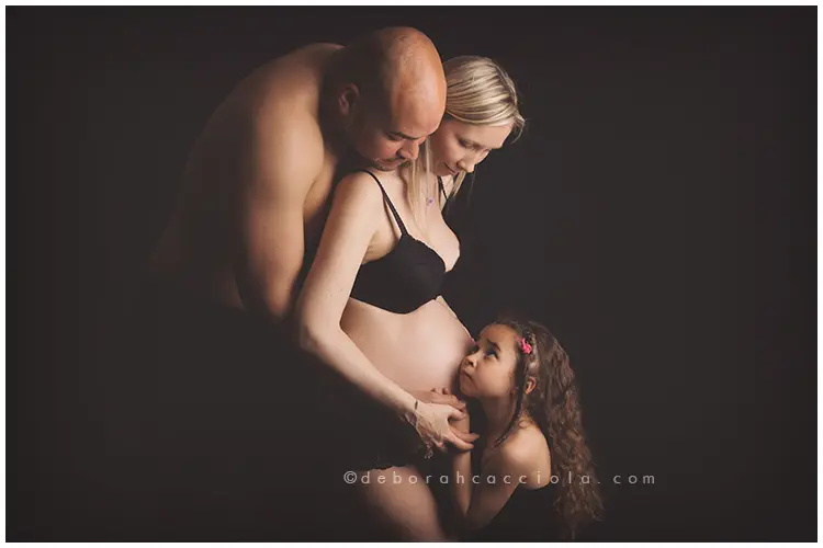 escena de embarazo en estudio en Orléans, Francia: momento de maternidad en familia, composición amplia y natural, colores naturales