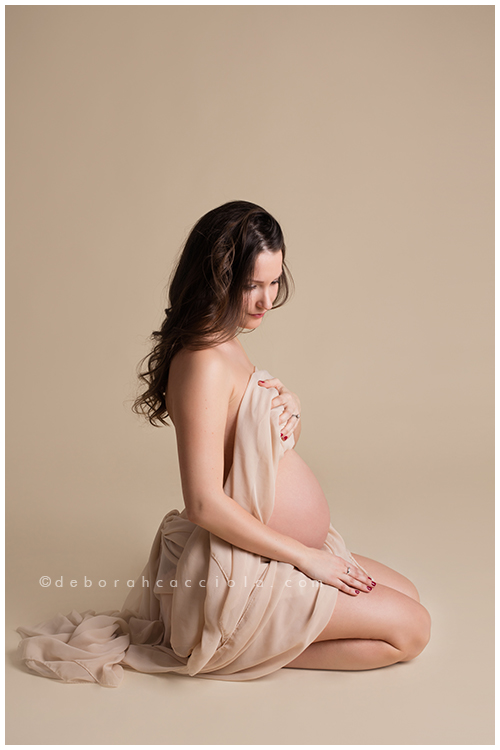 foto de embarazo en estudio en Orléans, Francia: futura mamá, retrato cercano y natural, tonos naturales