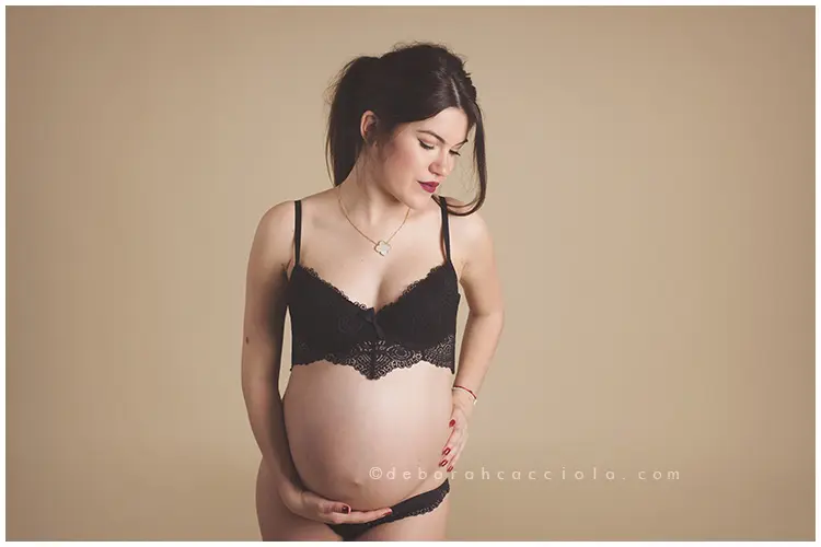 escena de embarazo en Orléans, Francia, retrato de futura mamá, plano amplio y armonioso, colores naturales