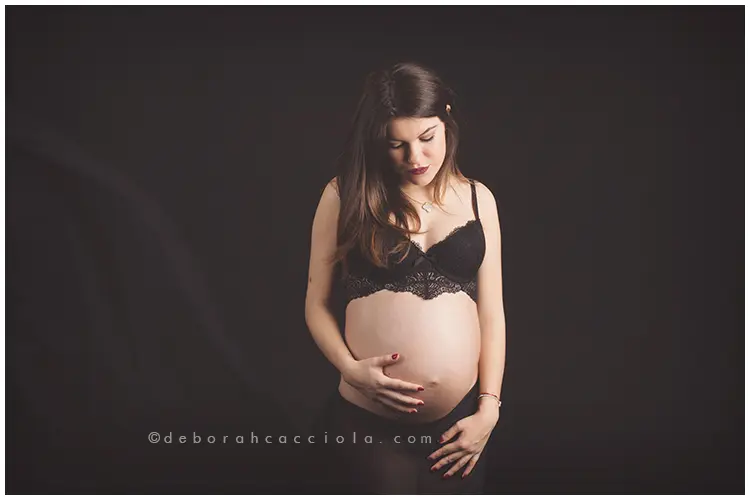 sesión de embarazo Orléans, Francia, futura mamá en sesión de estudio, plano amplio y armonioso, estilo luminoso