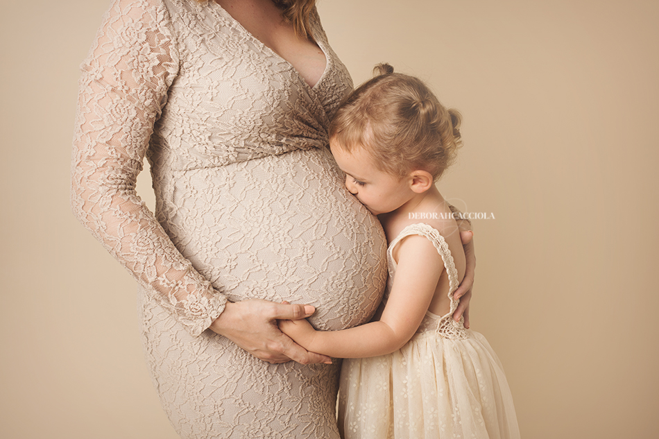 foto de embarazo Orléans, Francia, futura mamá en sesión de estudio, plano amplio y armonioso, en color