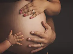 foto de embarazo en Orléans, Francia, retrato de maternidad en estudio, encuadre horizontal equilibrado, paleta suave