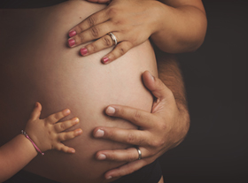 foto de embarazo en Orléans, Francia, retrato de maternidad en estudio, encuadre horizontal equilibrado, paleta suave