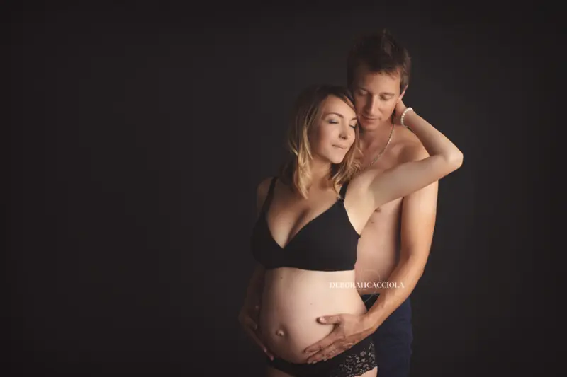 sesión de embarazo en estudio en Orléans, Francia: futura mamá, encuadre horizontal equilibrado, resultado claro y natural