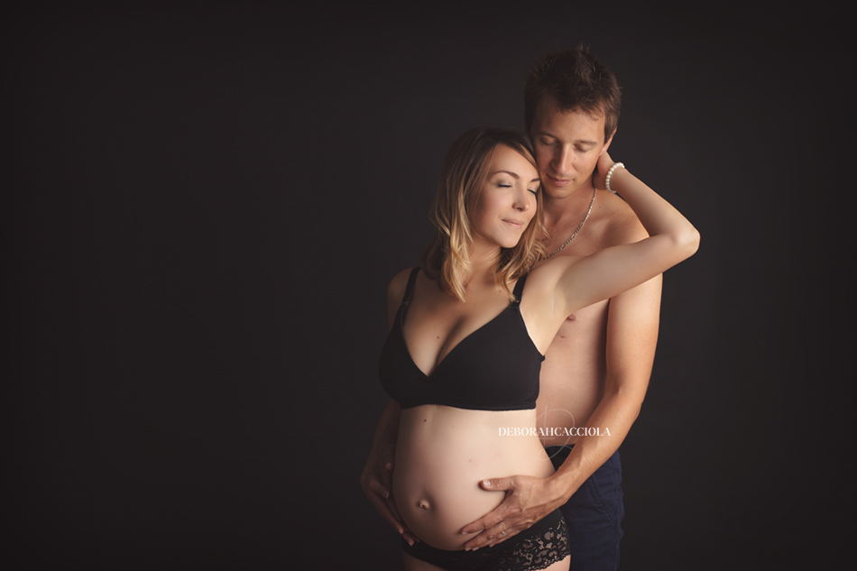 sesión de embarazo en estudio en Orléans, Francia: futura mamá, encuadre horizontal equilibrado, resultado claro y natural
