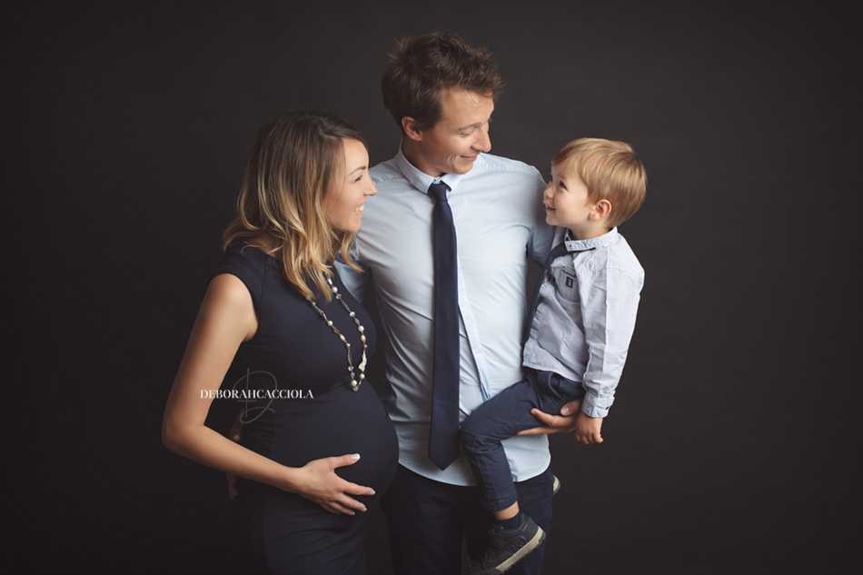 foto de embarazo en estudio en Orléans, Francia: futura mamá en familia, plano amplio y armonioso, en color