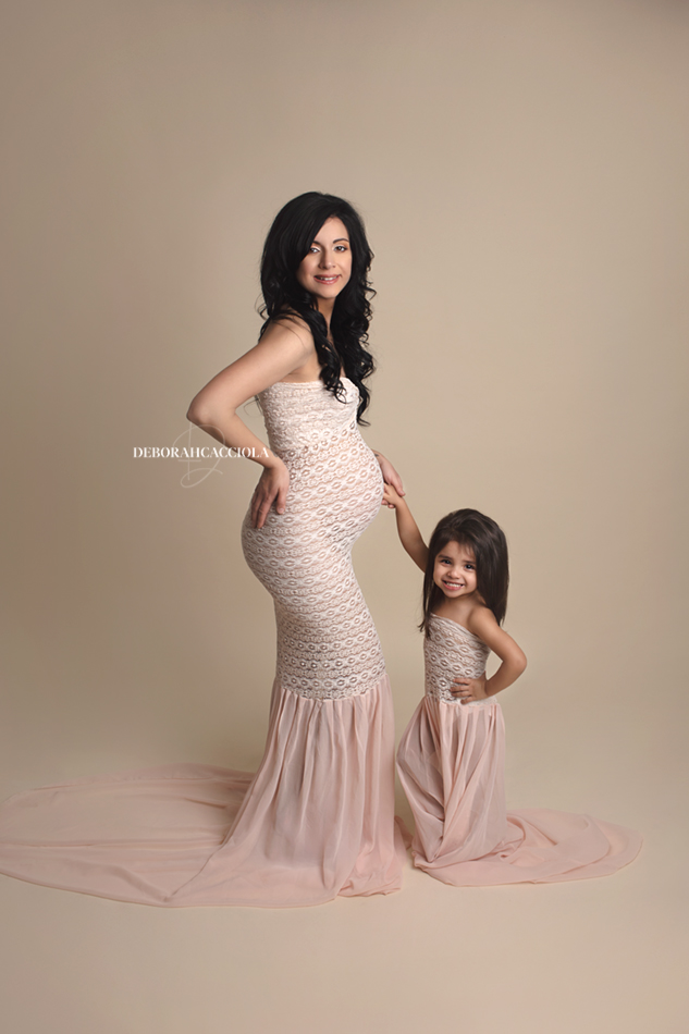 foto de embarazo Orléans, Francia, retrato de futura mamá, encuadre vertical suave, colores naturales