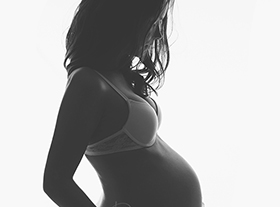 foto de embarazo en Orléans, Francia: futura mamá en sesión de estudio, plano amplio y armonioso, style monochrome