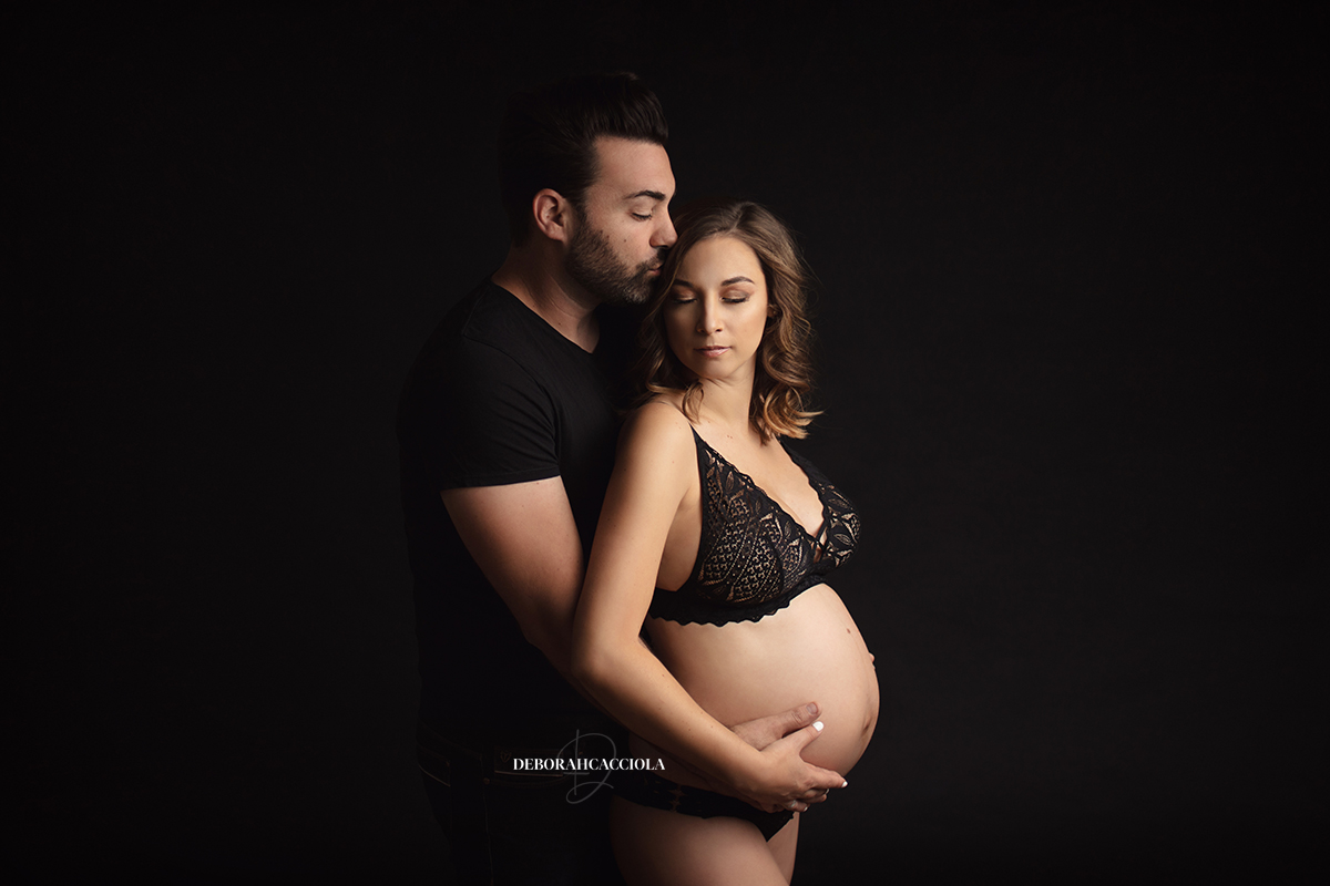 foto de embarazo en Orléans, Francia: pareja cómplice, composición amplia y natural, en color