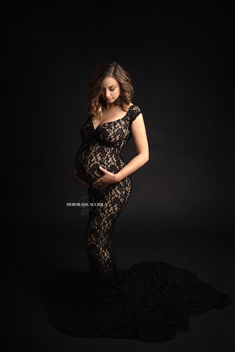 foto de embarazo en estudio en Orléans, Francia: retrato de futura mamá, vestido fluido, estilo en blanco y negro