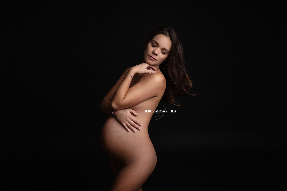 escena de embarazo en estudio en Orléans, Francia: retrato de futura mamá, plano amplio y armonioso, estilo en blanco y negro