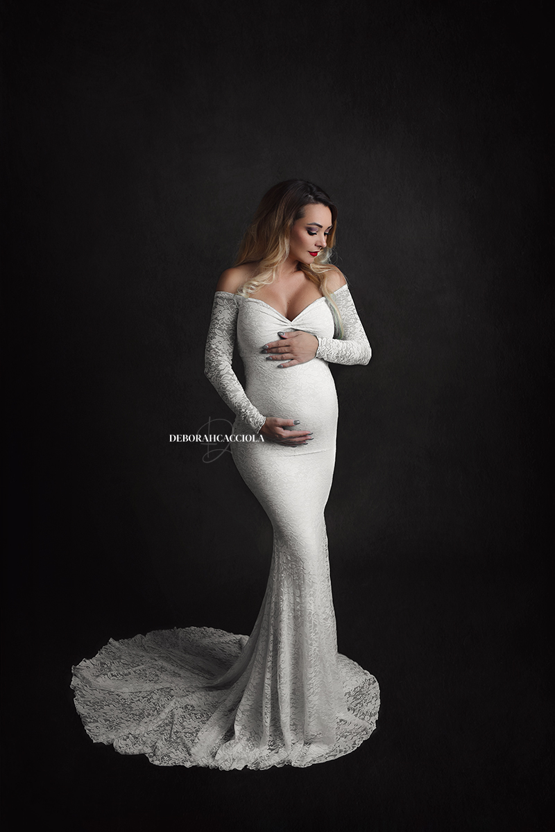 foto de embarazo Orléans, Francia, futura mamá en sesión de estudio, vestido fluido, contraste en blanco y negro